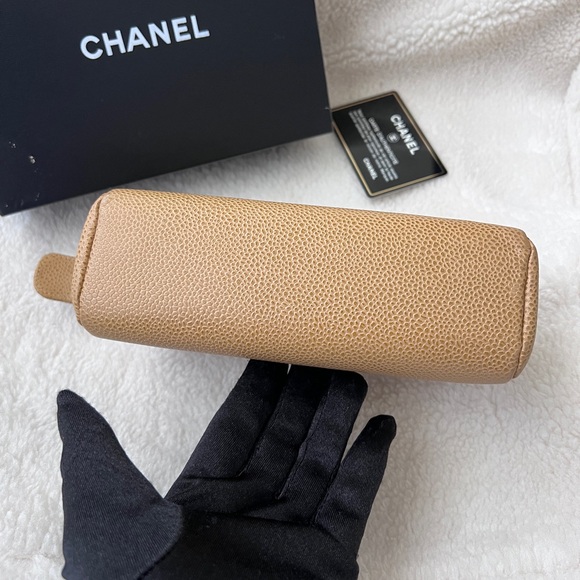 Auth Chanel Beige Vintage CC Logo Caviar Cosmetic Pouch w/ Gold hardware - Picture 5 of 15